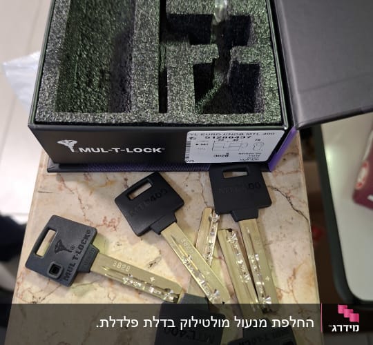 מפתחות מולטילוק על שולחן עם קופסה פתוחה